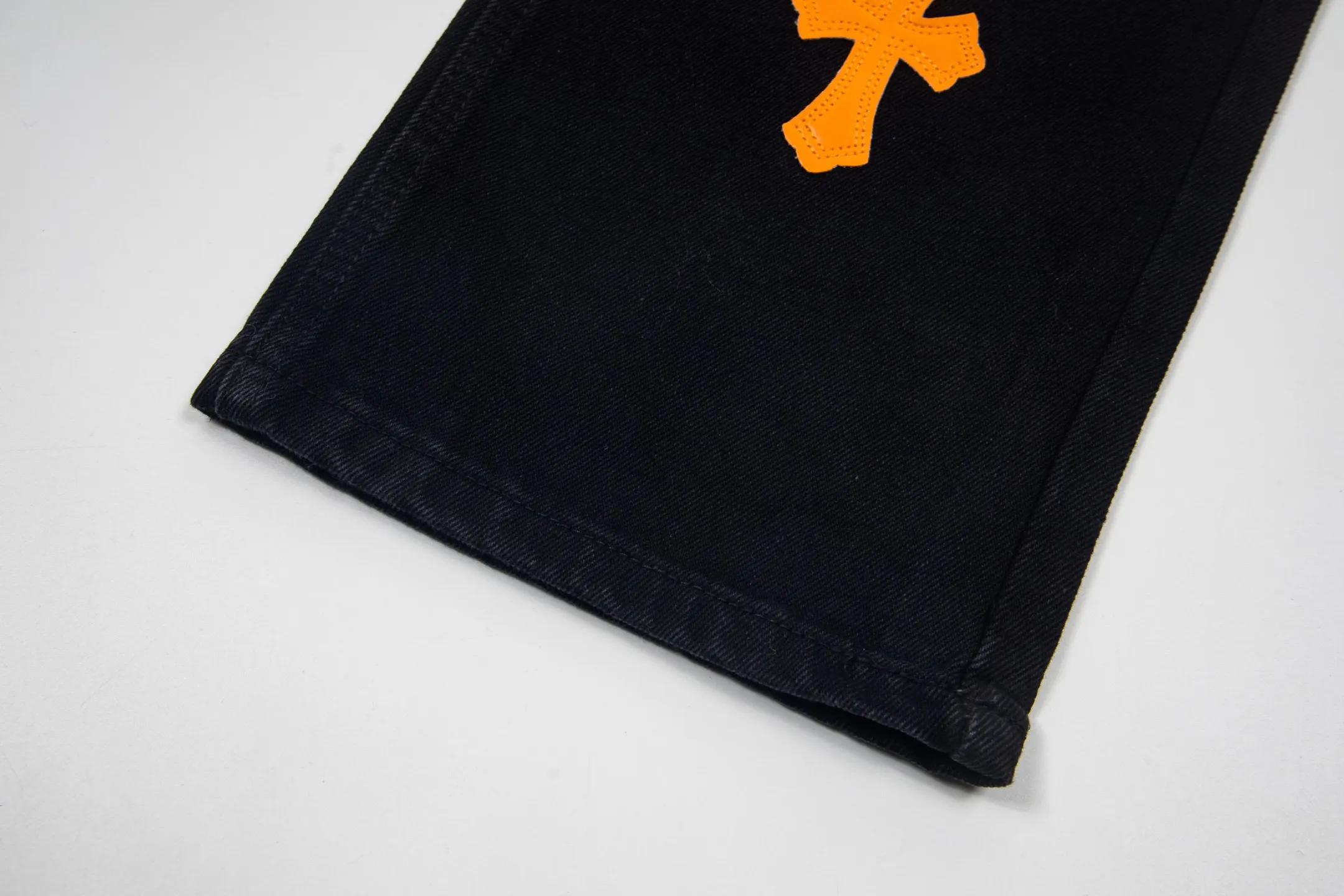 P260 Chrome Hearts Black Pants Sanskrit Yellow Patch Leather Jeans CH jeans need to be washed after the finished product is disassembled and then hand-stitched with sheepskin cross leather and then spliced ​​to complete. The whole piece has too many craftsmanship to explain. The patchwork is decorated with cross patterns, and the high-waisted washed jeans! ! Absolutely high-end luxury products, god-level single products and super popular products, made with top heavy industry, a must-see magic weapon. Customized hardware. The fabric is thick and soft after washing. It has good breathability. Customized small leather label. Unique design. The details are simple and elegant, and the workmanship is exquisite. The entire trousers are neatly routed and the details are in place! It’s so cool that both men and women can easily control the genderless trend! Style number: 1874# Color: black Size: 28 30 32 34